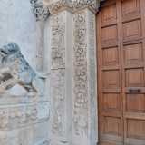 Il primo, il pi� vicino al portone, � caratterizzato da boccioli e foglie d�acanto impostato su colonnine con capitelli traforati sorrette da due leoni stilofori